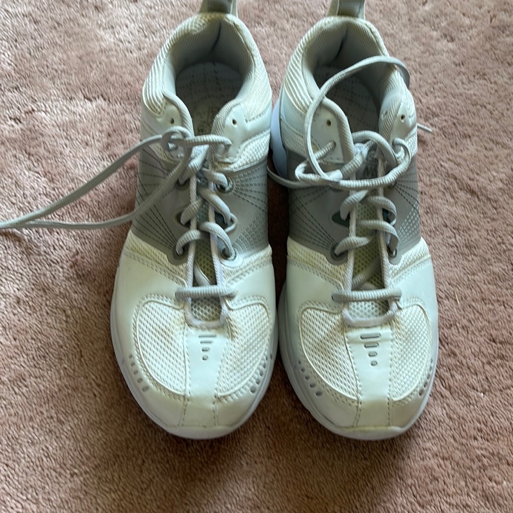 Danskin light weight sneakers